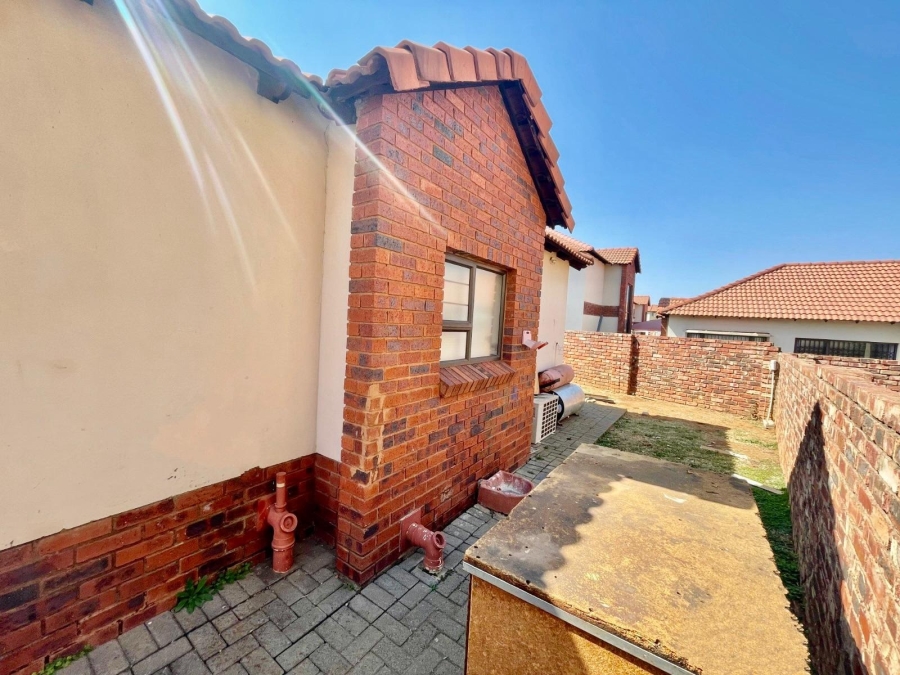 2 Bedroom Property for Sale in Waterval East North West